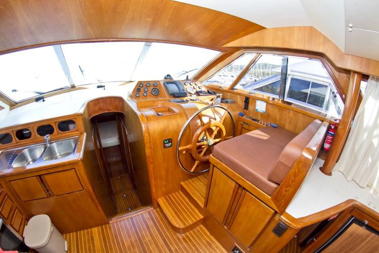 Book yachts online - motorboat - Yaretti 1910 - Royal  - rent