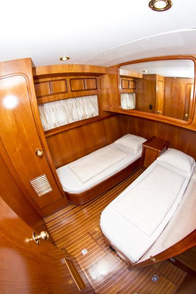 Book yachts online - motorboat - Yaretti 1910 - Royal  - rent