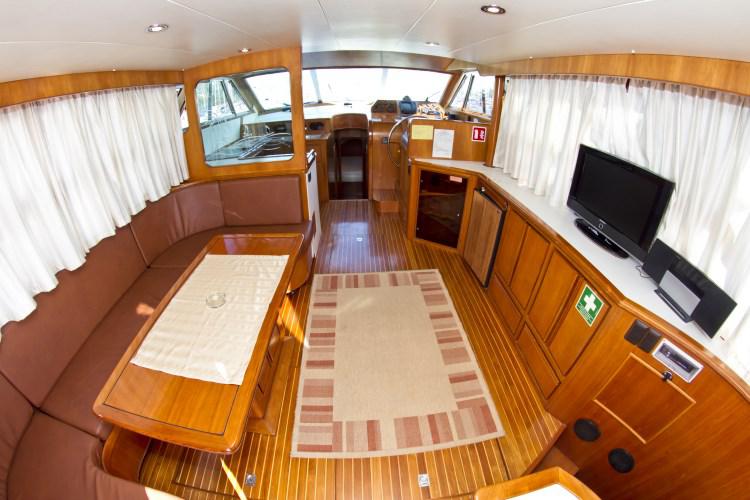 Book yachts online - motorboat - Yaretti 1910 - Royal  - rent