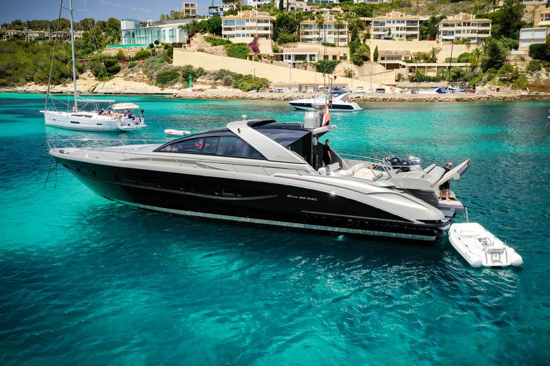 Book yachts online - motorboat - Riva 68 Ego - Pendrgon - rent