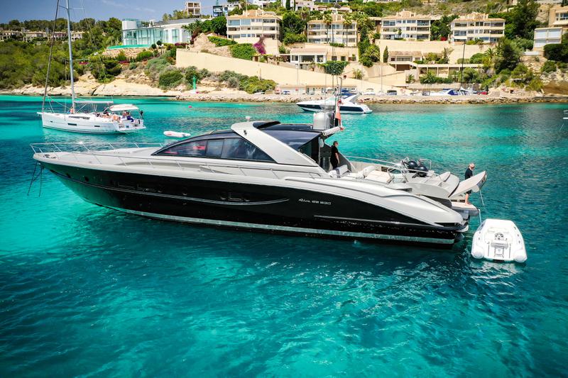 Book yachts online - motorboat - Riva 68 Ego - Pendrgon - rent