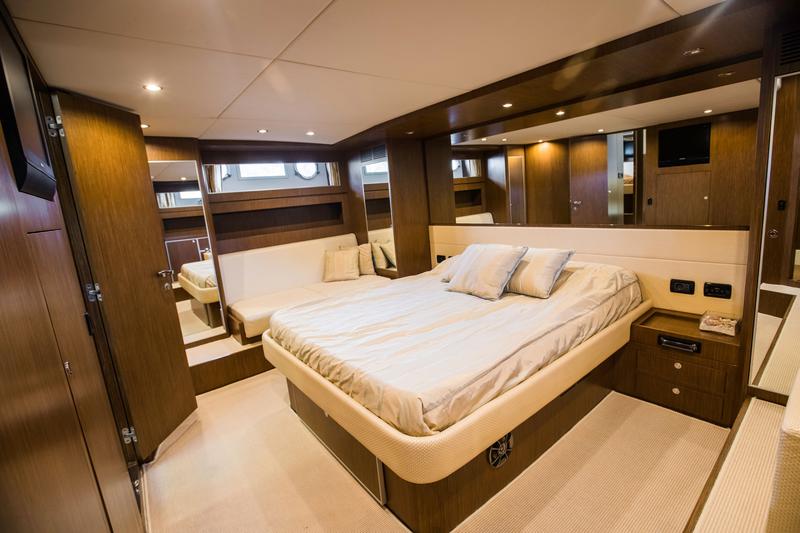 Book yachts online - motorboat - Riva 68 Ego - Pendrgon - rent