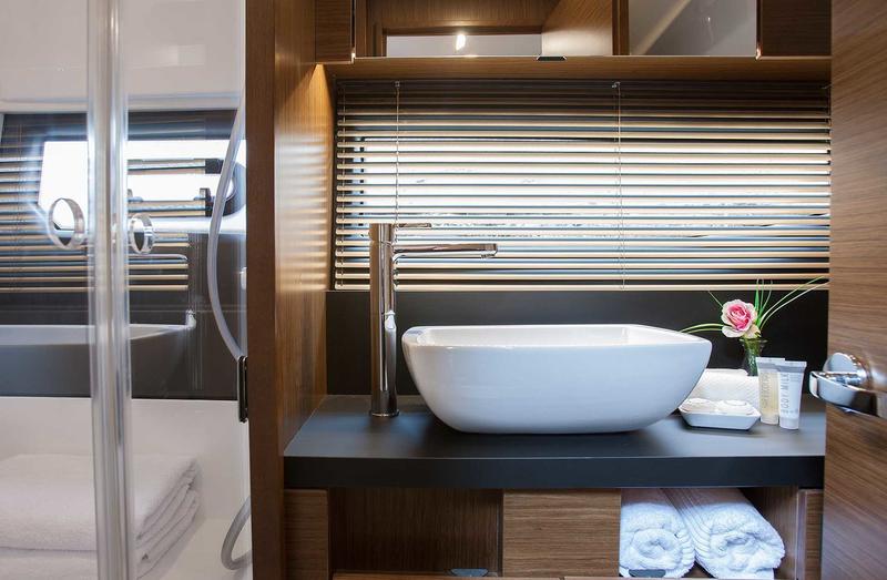 Book yachts online - motorboat - Bavaria R40 Fly - Azaadi - rent