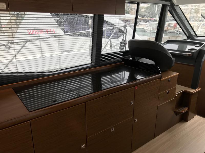 Book yachts online - motorboat - Bavaria R40 Fly - Azaadi - rent