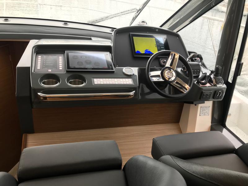 Book yachts online - motorboat - Bavaria R40 Fly - Azaadi - rent