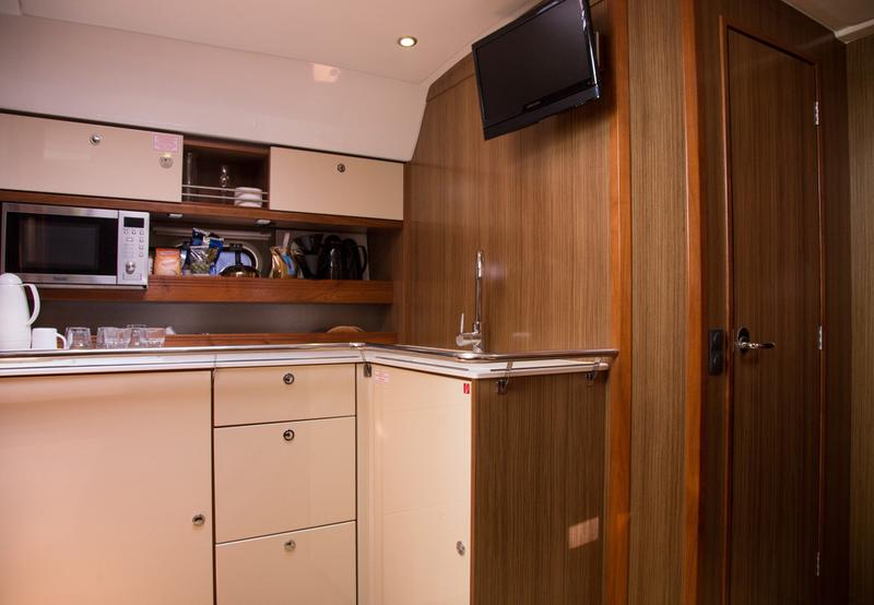 Book yachts online - motorboat - Bavaria 43 HT Sport - Gustel - rent