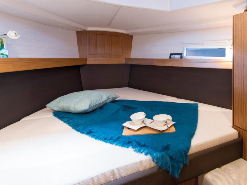 Book yachts online - sailboat - Bavaria Cruiser 37 - Blue Tone - rent