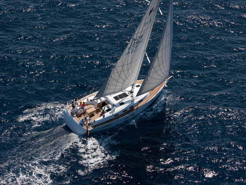 Book yachts online - sailboat - Bavaria 45 Cruiser - Tiresia - Solar Panel - rent