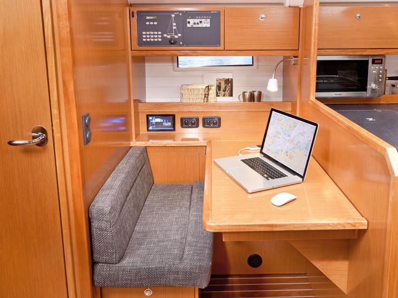 Book yachts online - sailboat - Bavaria Cruiser 50 - Aladar - Solar Panel - rent