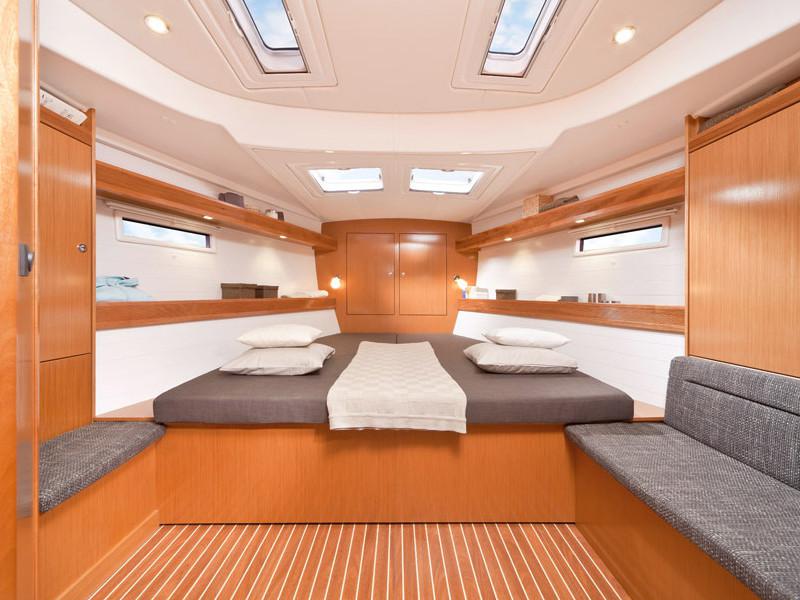 Book yachts online - sailboat - Bavaria Cruiser 50 - Aladar - Solar Panel - rent