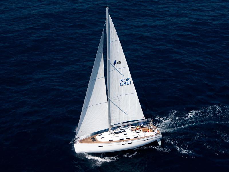 Book yachts online - sailboat - Bavaria 45 Cruiser - Cloe - Solar Panel - rent