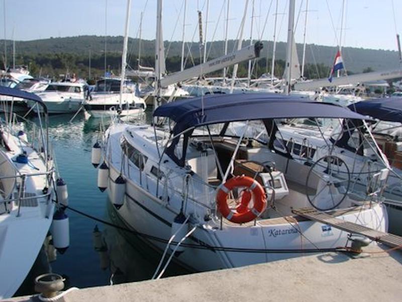 Book yachts online - sailboat - Bavaria 37 Cruiser - Katarina - rent