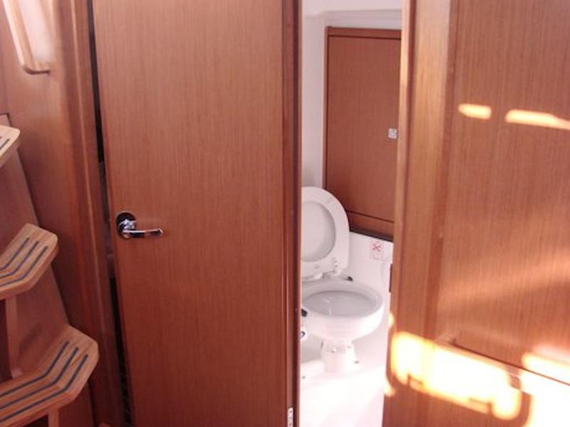 Book yachts online - sailboat - Bavaria 37 Cruiser - Kristina - rent