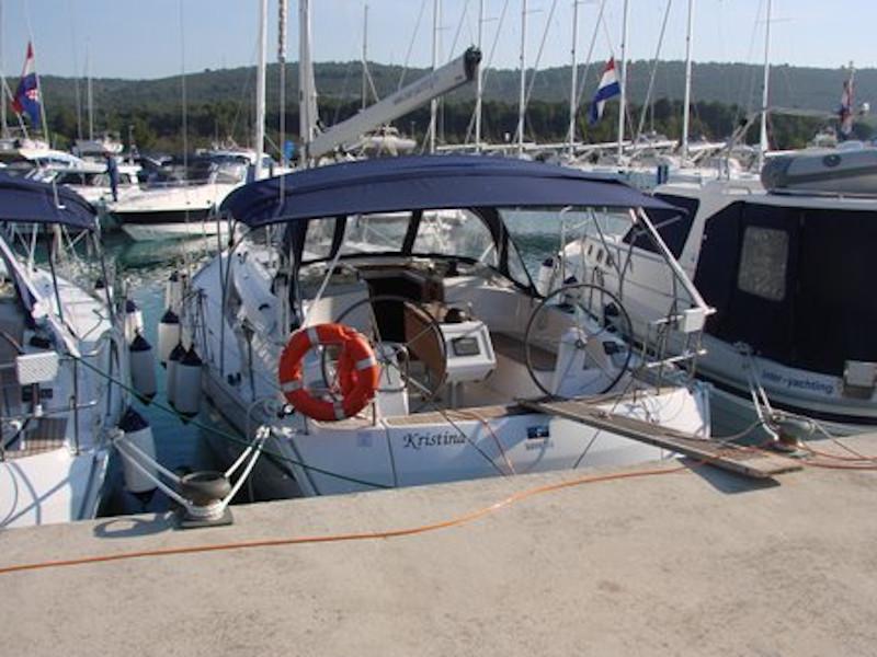 Book yachts online - sailboat - Bavaria 37 Cruiser - Kristina - rent