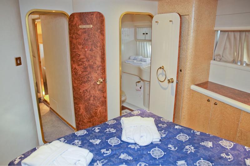 Book yachts online - motorboat - Princess 65 Fly - Lolly - rent