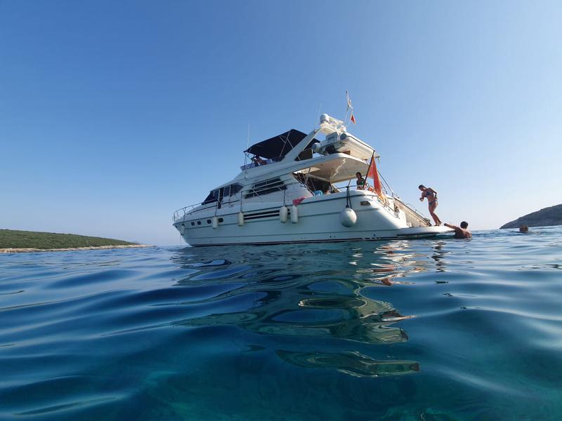 Book yachts online - motorboat - Princess 65 Fly - Lolly - rent