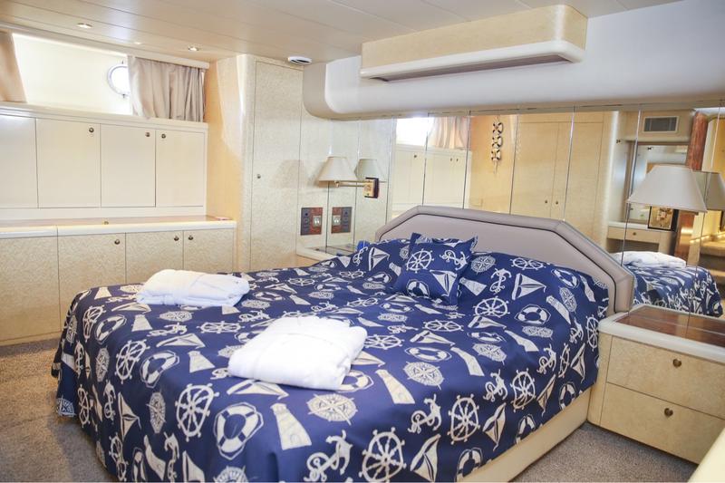 Book yachts online - motorboat - Princess 65 Fly - Lolly - rent