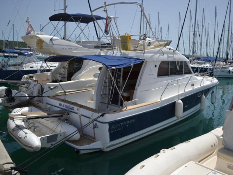 Book yachts online - motorboat - Antares 10.80 - Hantobas - rent