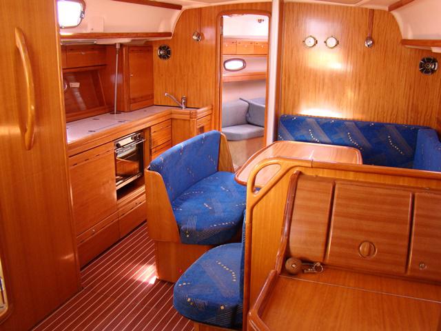 Book yachts online - sailboat - Bavaria 39 Cruiser - CADARGO (2015 sails) - rent