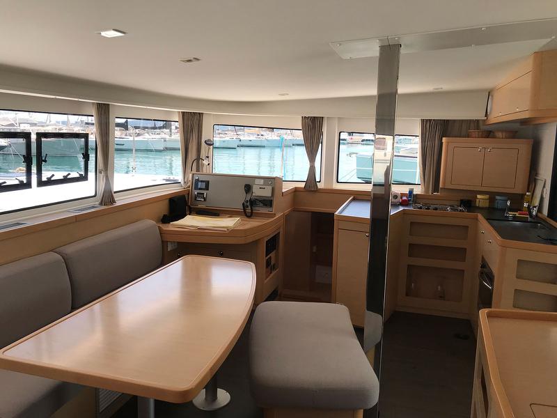 Book yachts online - catamaran - Lagoon 42 owner version - BESO DEL VIENTO - rent