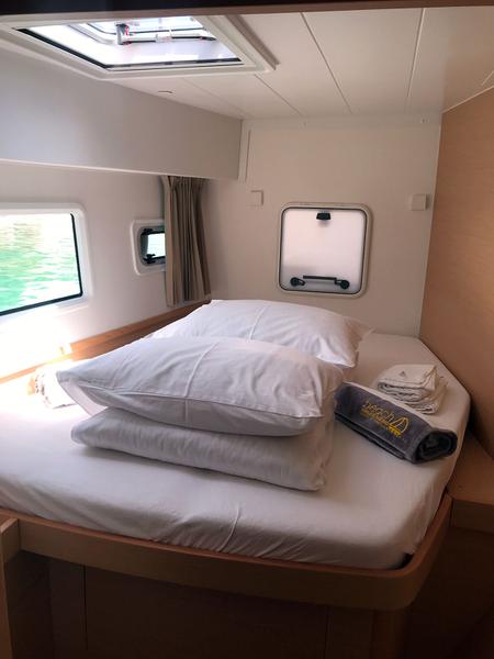 Book yachts online - catamaran - Lagoon 42 owner version - BESO DEL VIENTO - rent