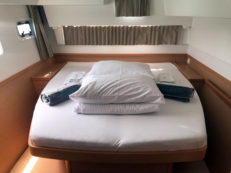 Book yachts online - catamaran - Lagoon 42 owner version - BESO DEL VIENTO - rent