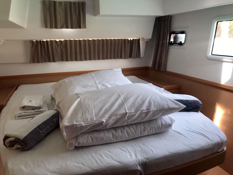 Book yachts online - catamaran - Lagoon 42 owner version - BESO DEL VIENTO - rent