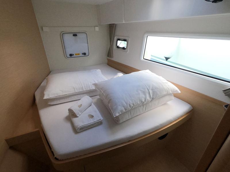 Book yachts online - catamaran - Lagoon 42 - MEERKAT - rent