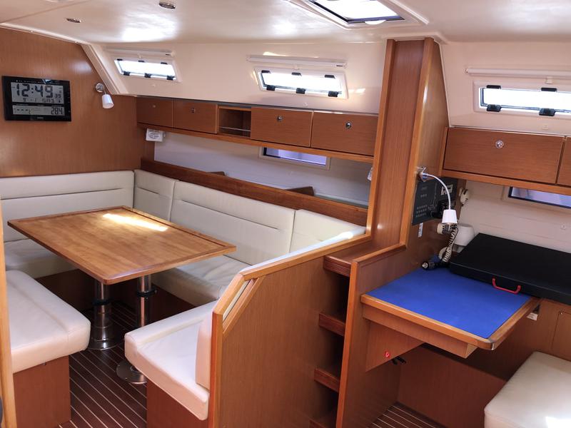 Book yachts online - sailboat - Bavaria  Cruiser 40 - Capitana - rent