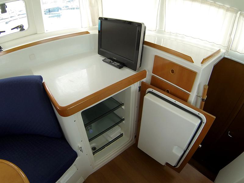 Book yachts online - catamaran - Lagoon 380 S2 - Twixie (Sails 2013, Solar panel) - rent