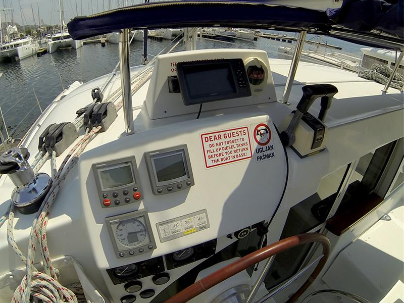 Book yachts online - catamaran - Lagoon 380 S2 - Twixie (Sails 2013, Solar panel) - rent