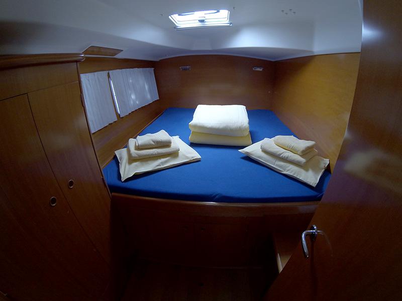 Book yachts online - catamaran - Lagoon 380 S2 - Twixie (Sails 2013, Solar panel) - rent