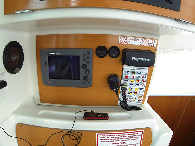 Book yachts online - catamaran - Lagoon 380 S2 - Twixie (Sails 2013, Solar panel) - rent