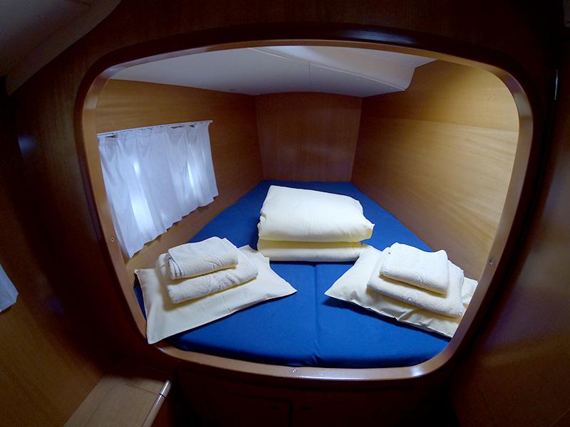 Book yachts online - catamaran - Lagoon 380 S2 - Twixie (Sails 2013, Solar panel) - rent