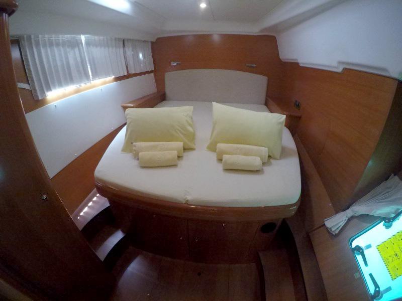 Book yachts online - catamaran - Lagoon 440 - Coco Jumbo (Solar panel) - rent