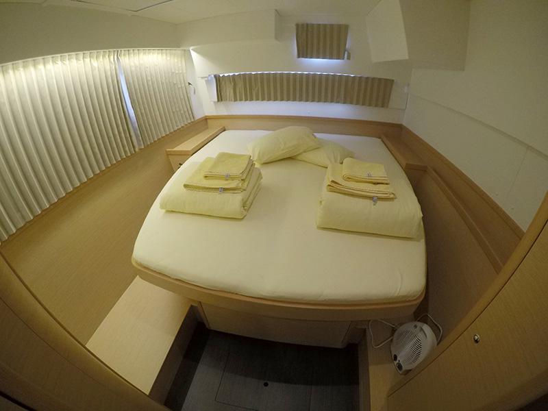 Book yachts online - catamaran - Lagoon 42 - Aymeline (AC + generator) - rent