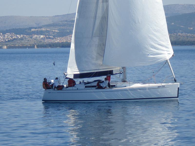 Book yachts online - sailboat - Grand Soleil 37 R - Sportski Vuk (Sails 2016) - rent