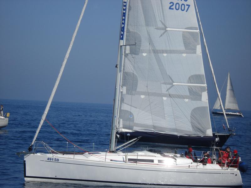Book yachts online - sailboat - Grand Soleil 37 R - Sportski Vuk (Sails 2016) - rent