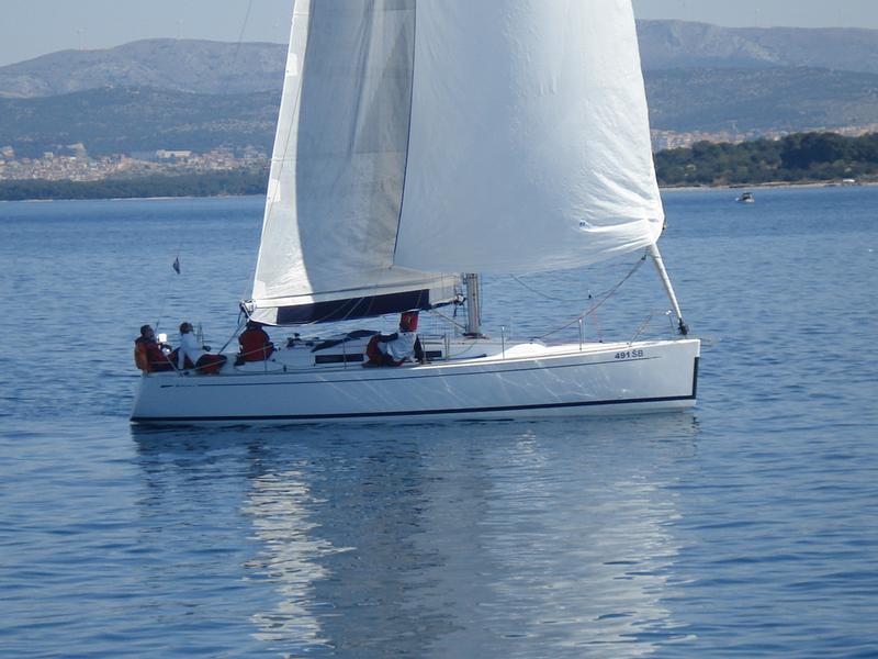 Book yachts online - sailboat - Grand Soleil 37 R - Sportski Vuk (Sails 2016) - rent
