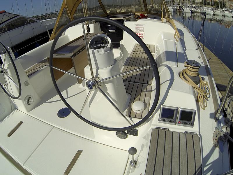 Book yachts online - sailboat - Dufour 335 GL - Lara (webasto, solar panel, shallow draft) - rent