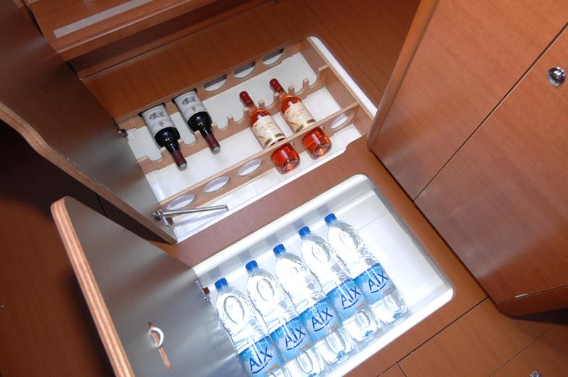 Book yachts online - sailboat - Dufour 335 GL - Lara (webasto, solar panel, shallow draft) - rent