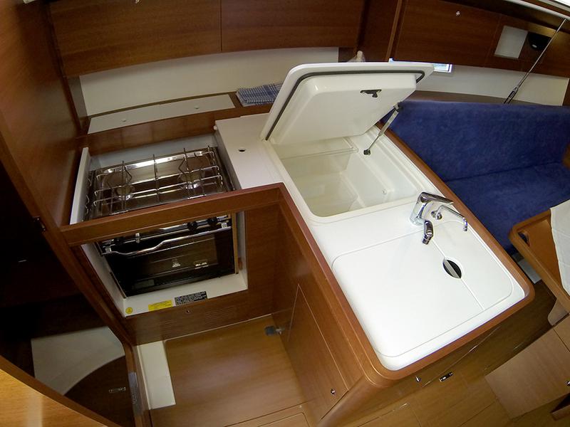 Book yachts online - sailboat - Dufour 335 GL - Lara (webasto, solar panel, shallow draft) - rent