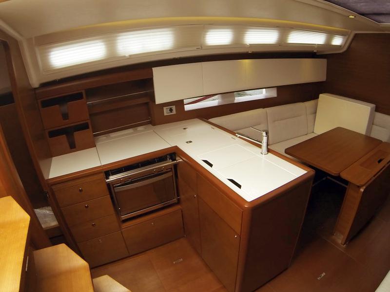 Book yachts online - sailboat - Grand Soleil 39 - Ziggy (Sails 2019) - rent