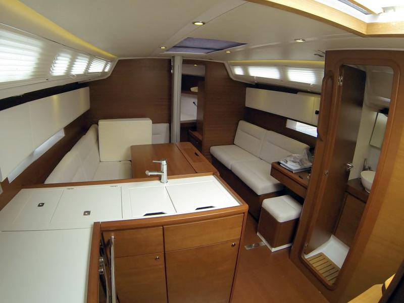 Book yachts online - sailboat - Grand Soleil 39 - Ziggy (Sails 2019) - rent