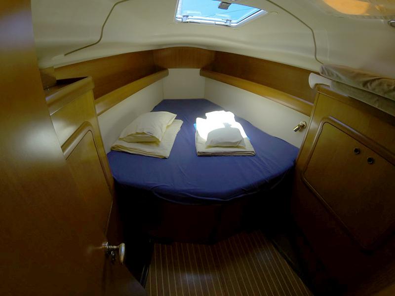 Book yachts online - sailboat - Grand Soleil 40 - Šjor (Main sail 2016, Genoa 2018) - rent