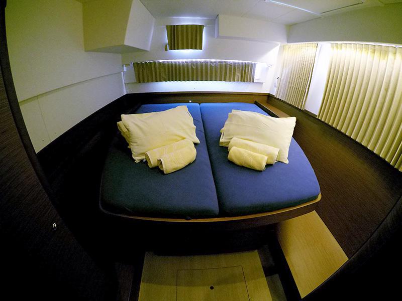 Book yachts online - catamaran - Lagoon 42 - Albion (AC + generator) - rent