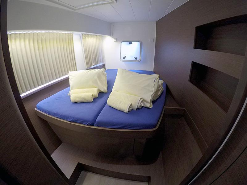 Book yachts online - catamaran - Lagoon 42 - Albion (AC + generator) - rent