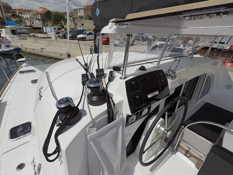 Book yachts online - catamaran - Lagoon 380 - Maya (AC + generator) - rent