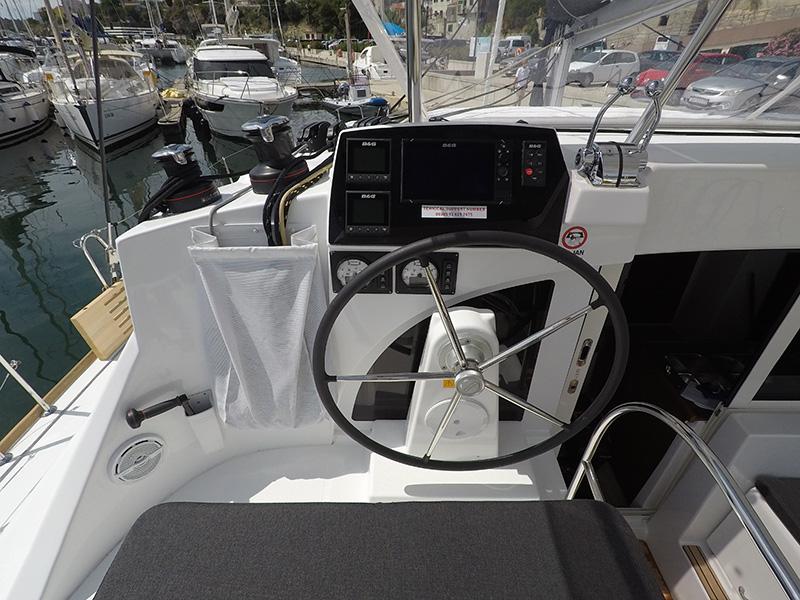 Book yachts online - catamaran - Lagoon 380 - Maya (AC + generator) - rent