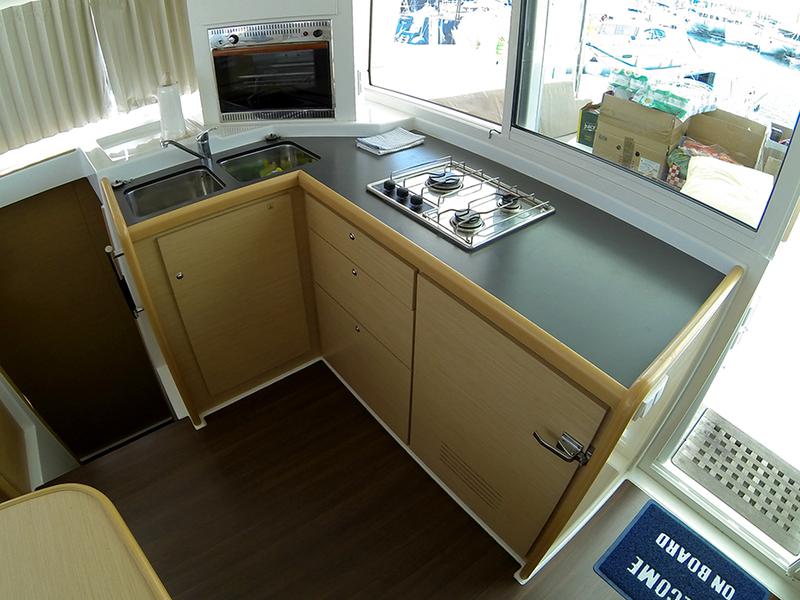 Book yachts online - catamaran - Lagoon 400 - Stray cat (Sails 2019, Solar panel) - rent